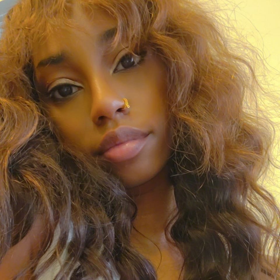 Illumi Beauty close-up portrait with curls