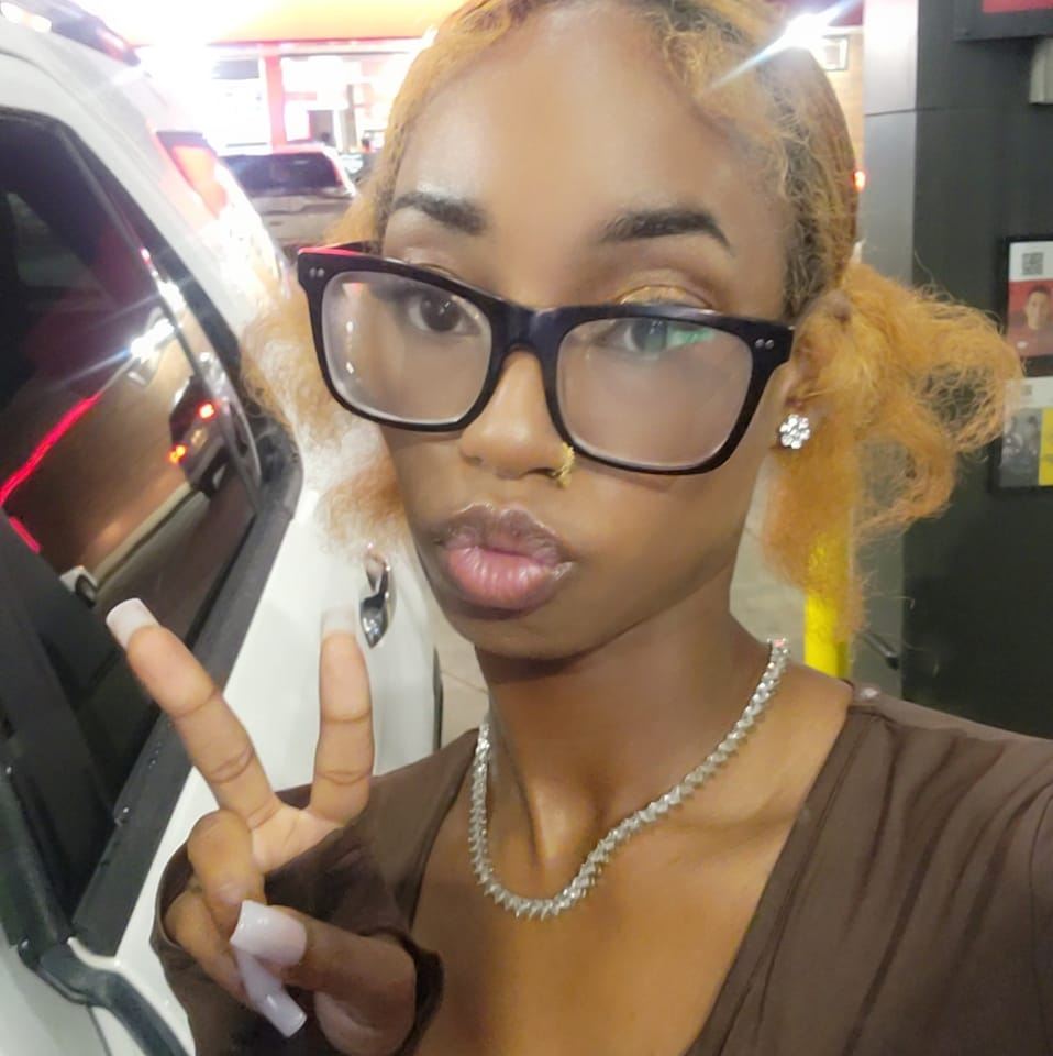 Illumi Beauty glasses selfie